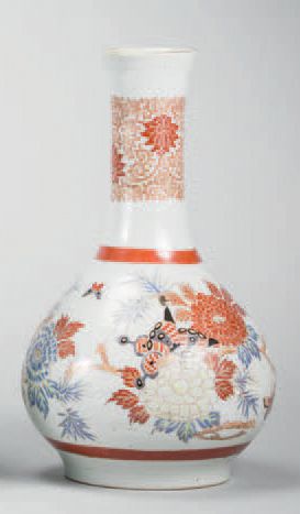 JAPON PAIRE de VASES bouteille en porcelaine à décor polychrome et or sur fond blanc...