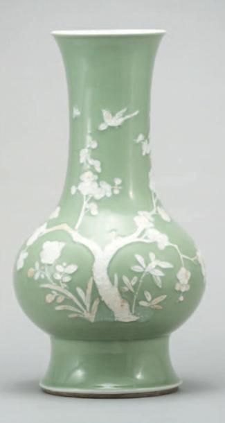 null VASE en porcelaine verte à décor de fleurs blanches.
Haut.: 40 cm