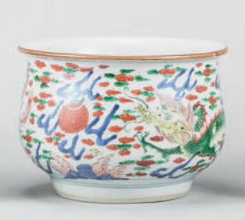 CHINE BRÛLE-PARFUM circulaire en porcelaine à décor wucaï d'un dragon et d'un phénix...