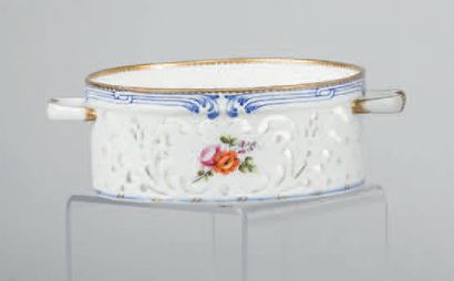 SÈVRES FROMAGER en porcelaine à décor ajouré de rinceaux stylisés, jetées de fleurs...
