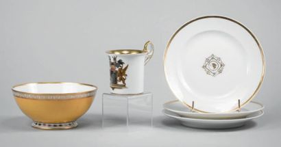 Paris (Nast) Suite de trois assiettes rondes en porcelaine à décor or sur fond blanc...