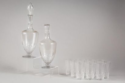 BACCARAT SERVICE en cristal comprenant: dix verres à liqueur et deux carafes (dont...