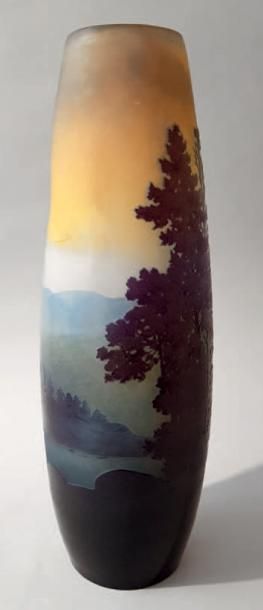ÉTABLISSEMENTS GALLÉ Vase obus en verre multicouche à décor gravé en camée à l'acide...