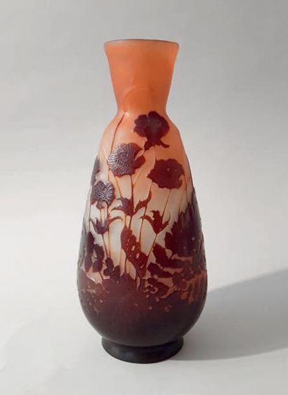 ÉTABLISSEMENTS GALLÉ Important vase ovoïde sur talon à haut col évasé en verre multicouche...