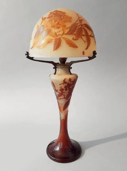 ÉTABLISSEMENTS GALLÉ Lampe dite champignon en verre multicouche à pied de forme balustre...