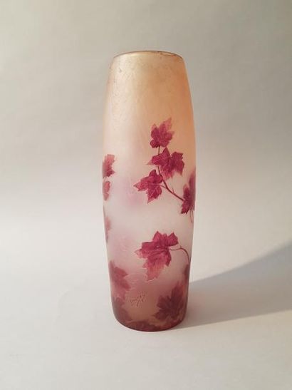 Legras et Cie Important vase ovoïde en verre multicouche à décor végétal gravé à...