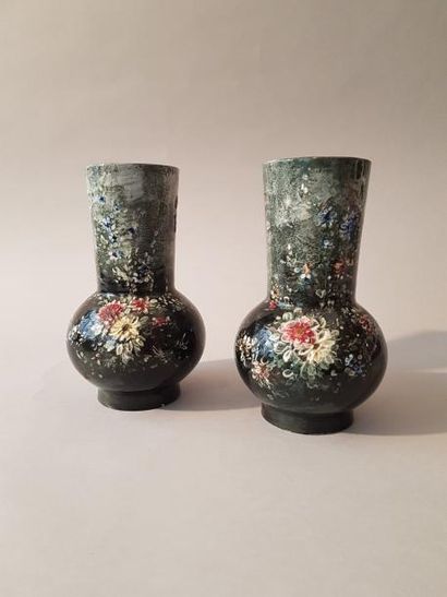 DOMINIQUE GRENET (1821-1885) & MANUFACTURE DE GIEN Paire de vases balustres en faïence...