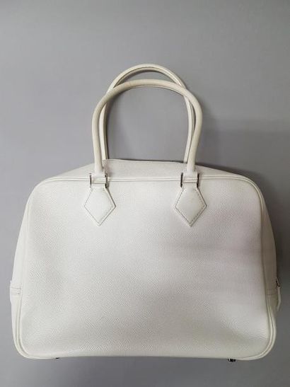 HERMÈS Paris made in France SAC «Plume» 22 cm, en cuir blanc, fermeture éclair, double...