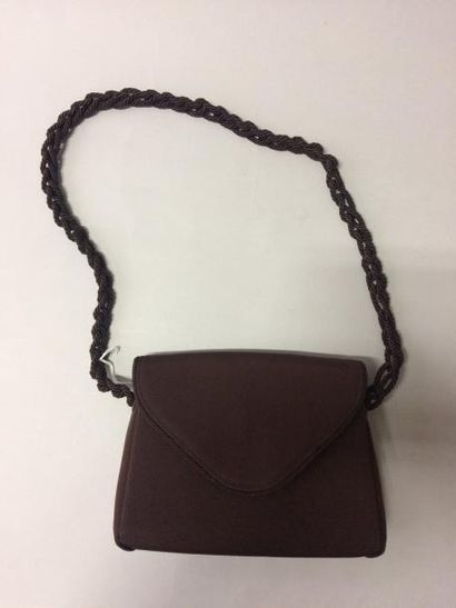 GUCCI SAC de forme trapèze en toile chocolat à bandoulière en corde tressée.
(Taches).
Long.:...