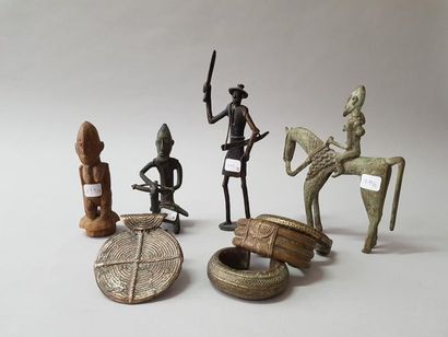 null LOT MÉTAL AFRIQUE: TROIS BRACELETS bronze de Côte d'Ivoire, PENDENTIF bronze
Ashanti,...