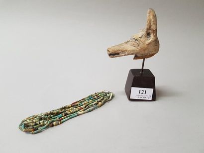 null LOT ÉGYPTIEN: COLLIER en petites perles de faïence.
TÊTE D'ANUBIS. Bois traces...