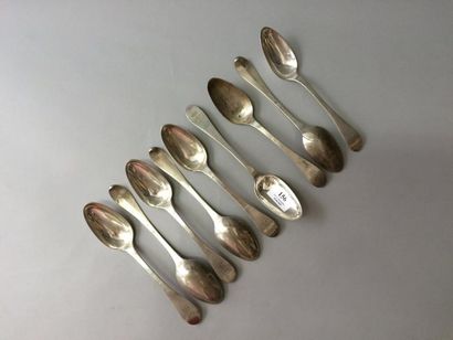 null SUITE de NEUF GRANDES CUILLÈRES en argent (800/ 1000e), modèle uniplat.
La spatule...