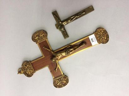 null CHRIST en bronze doré, la tête légèrement penchée sur une croix en bois et entourage...