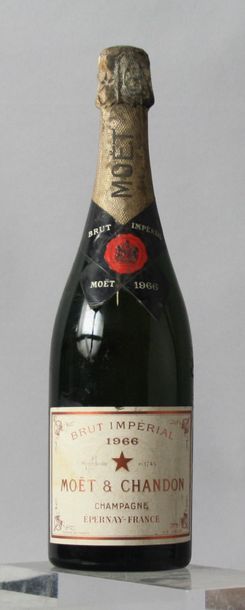 null 1 bouteille CHAMPAGNE MOËT & CHANDON 1966 Etiquette légèrement tachée.