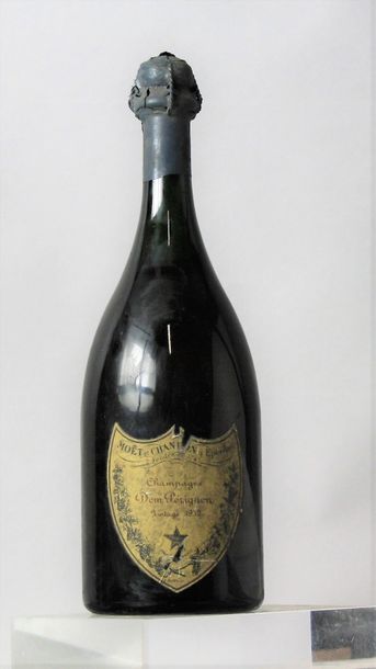 null 1 bouteille CHAMPAGNE DOM PERIGNON 1952 Etiquette abimée et 1 millésime griffé....