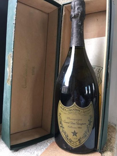 null 1 bouteille de CHAMPAGNE DOM PERIGNON 1988 coffret abimé