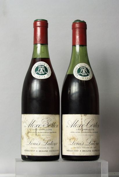 null 2 bouteilles ALOXE CORTON "Les Chaillots" - L. LATOUR 1973 Etiquettes tachées,...