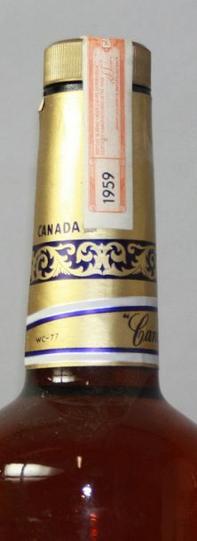 null 1 bouteille WHISKY CANADIAN CLUB 43,4 ° Canadian WHISKY 1959 Etiquette légèrement...