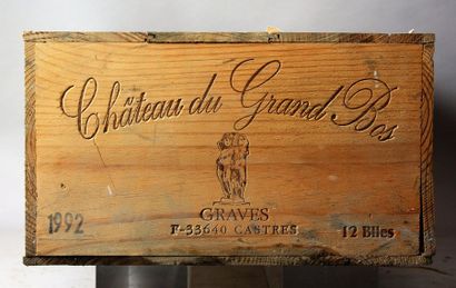 null 12 bouteilles CHÂTEAU du GRAND BOS - Graves 1992
 Caisse bois d'origine non...