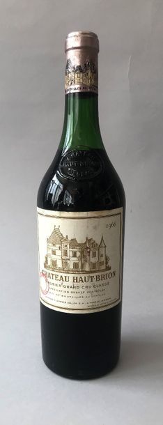 null 1 bouteille CHÂTEAU HAUT BRION 1er GCC - Pessac Léognan 1966
 Etiquette légérement...