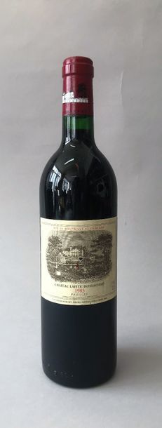 null  1 bouteille CHÂTEAU LAFITE ROTHSCHILD 1er GCC - Pauillac 1983
 Etiquette légérement...