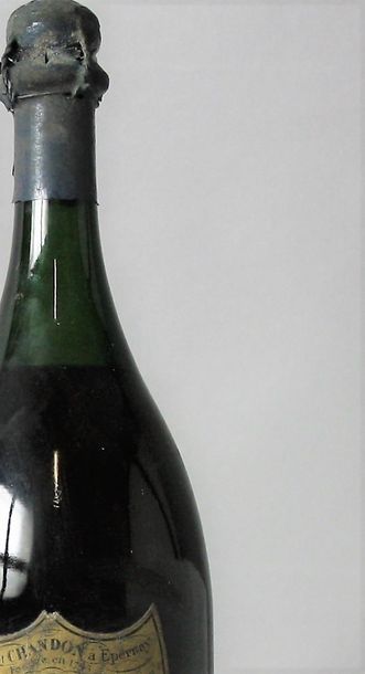 null 1 bouteille CHAMPAGNE DOM PERIGNON 1952
Etiquette abimée et 1 millésime griffé....