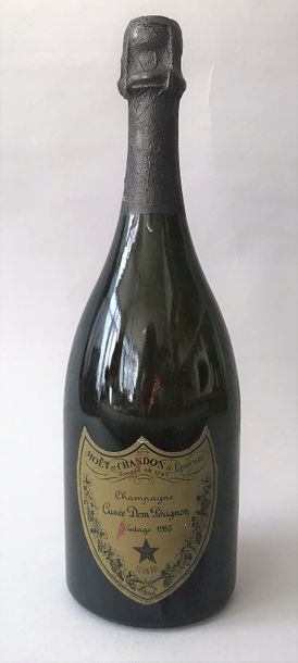null 1 bouteille CHAMPAGNE DOM PERIGNON 1985
 Etiquette légérement marquée.
