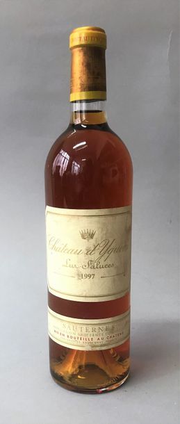 null 1 bouteille CHÂTEAU D'YQUEM 1er GC supérieur - Sauternes 1997
 Etiquette légèrement...