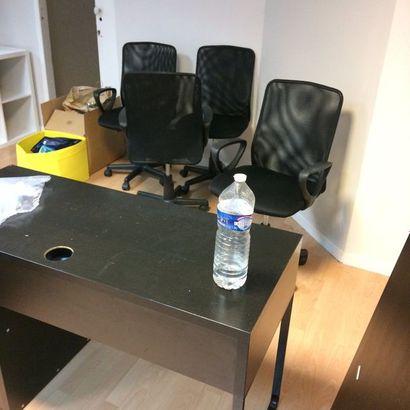 null 5 bureaux en stratifié noir

6 chaises de bureau dactylo

1 bureau à caisson...