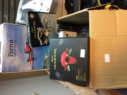 null 3 cartons de drones et commandes notamment modèle Bebop drone 2 avec nombreuses...