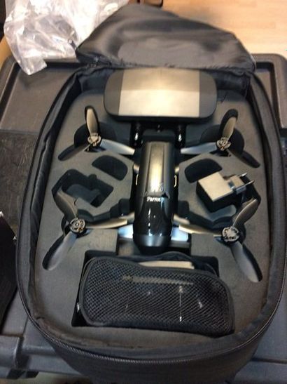 null 1 drone PARROT modèle Bebop power dans sa sacoche, accidenté