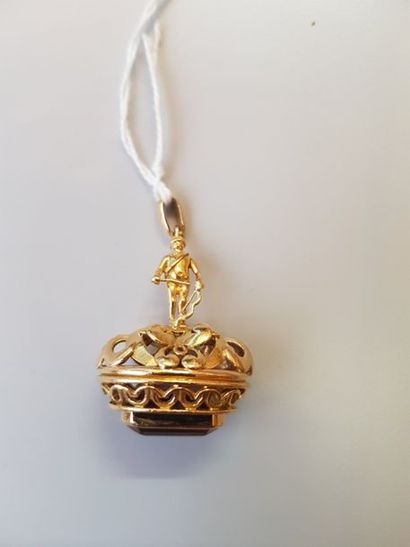 null Cachet en or jaune (750/1 000e) monté en pendentif, à décor d'un personnage...