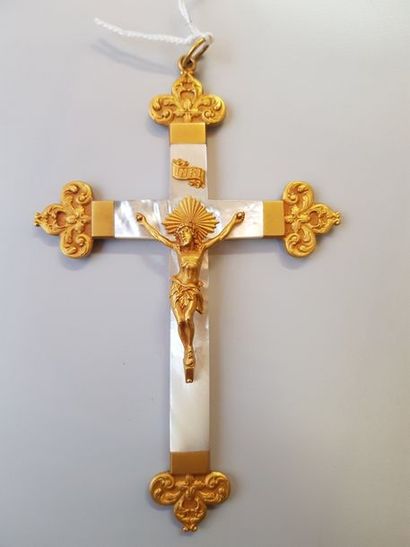 null Crucifix en nacre et or jaune (750/1 000e).
Poids brut: 28,1 g