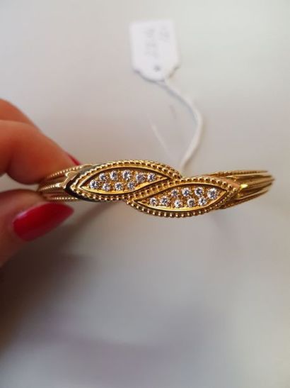 null Bracelet jonc articulé en or jaune (750/1 000e) à motifs de perles, le centre...