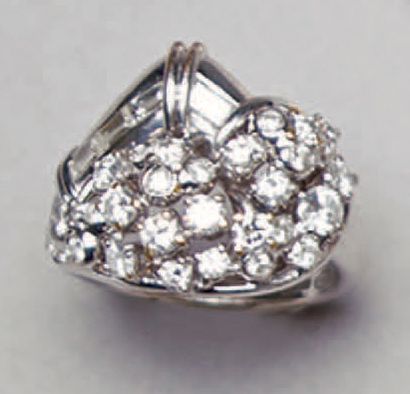 null Bague en or gris (750/1 000e) de forme stylisée ornée de diamants ronds en serti...