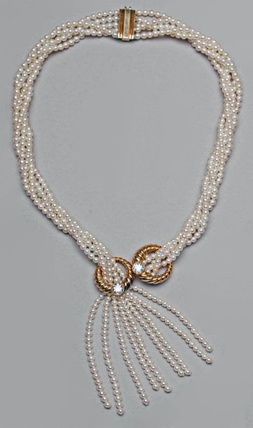 VCA Collier à cinq rangs de perles passant dans deux anneaux circulaires torsadés...