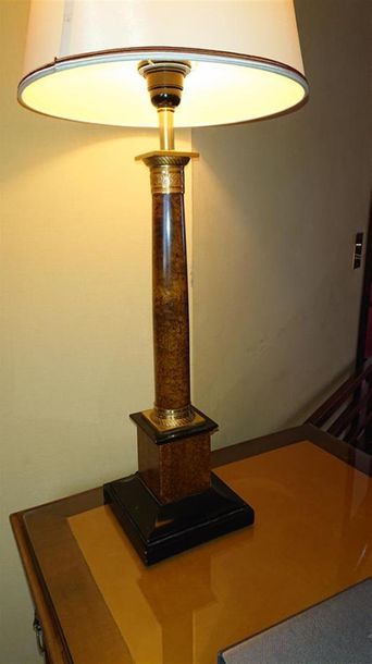 null Lampe colonne en loupe et métal doré style Restauration.
H : 50 cm.