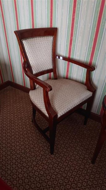 null Fauteuil et chaise en bois teinté, pieds gaine à entretoise, style Directoire.
H :...