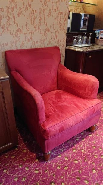 null Paire de fauteuils tissu rouge, pieds cambrés à griffes, style anglais.
H :...