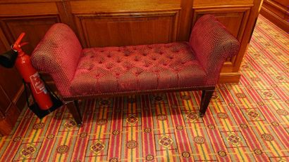 null Petite banquette velours rouge, pieds gaine, montants à enroulements.
H : 70...