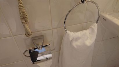 null Kit salle de bain : porte savon, porte verre, une poubelle, un dévidoir, une...