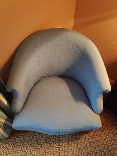 null Deux fauteuils crapaud, tissu bleu.
H : 78 cm L : 73 cm P : 80 cm.