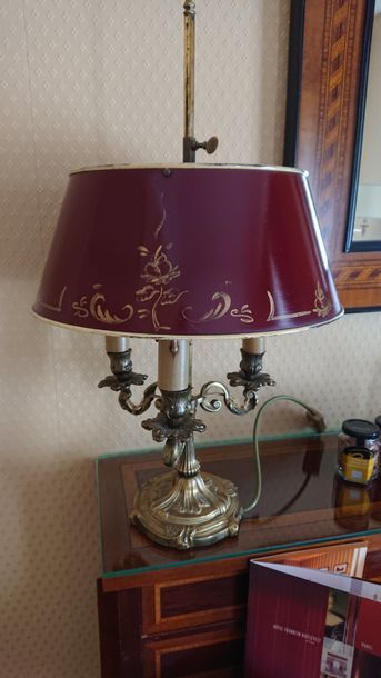 null Lampe bouillotte en bronze doré à trois lumières, style rocaille.
H : 61 cm...