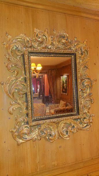 null Miroir en bois sculpté et doré à décor ajouré de feuillages, style Italien.
110...