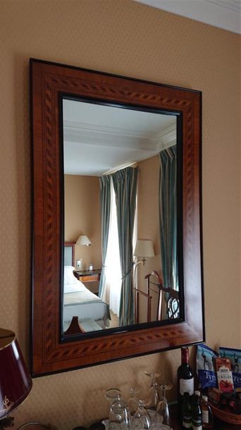 null Miroir à décor de filets style anglais.
80 x 60 cm.