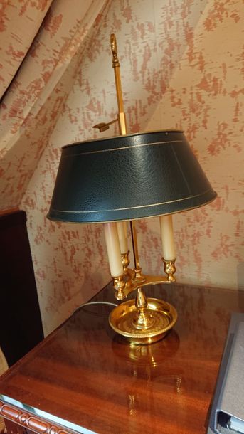 null Lampe bouillotte à trois lumières, abat-jour noir.
H : 63 cm.