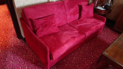null Canapé-lit deux places en velours rouge et bergère même tissu, style Napoléon...
