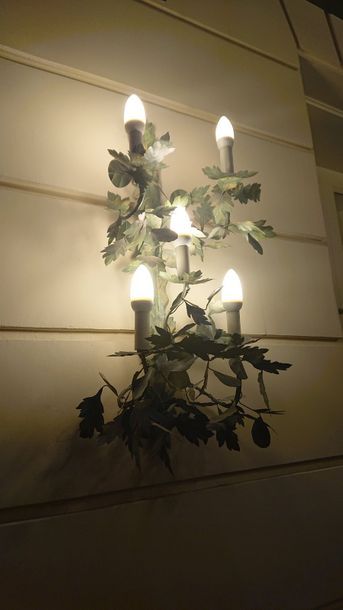 null Large lustre à douze bras de lumière en tôle laquée vert à décor de feuilles.
On...