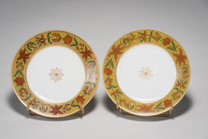 PARIS (Honoré, Edouard) Paire d'assiettes rondes en porcelaine à décor polychrome...