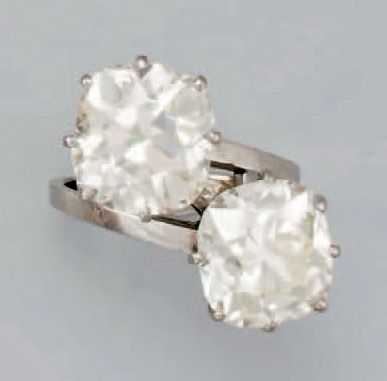 null IMPORTANTE BAGUE Toi & Moi en platine griffé de deux diamants taille coussin...